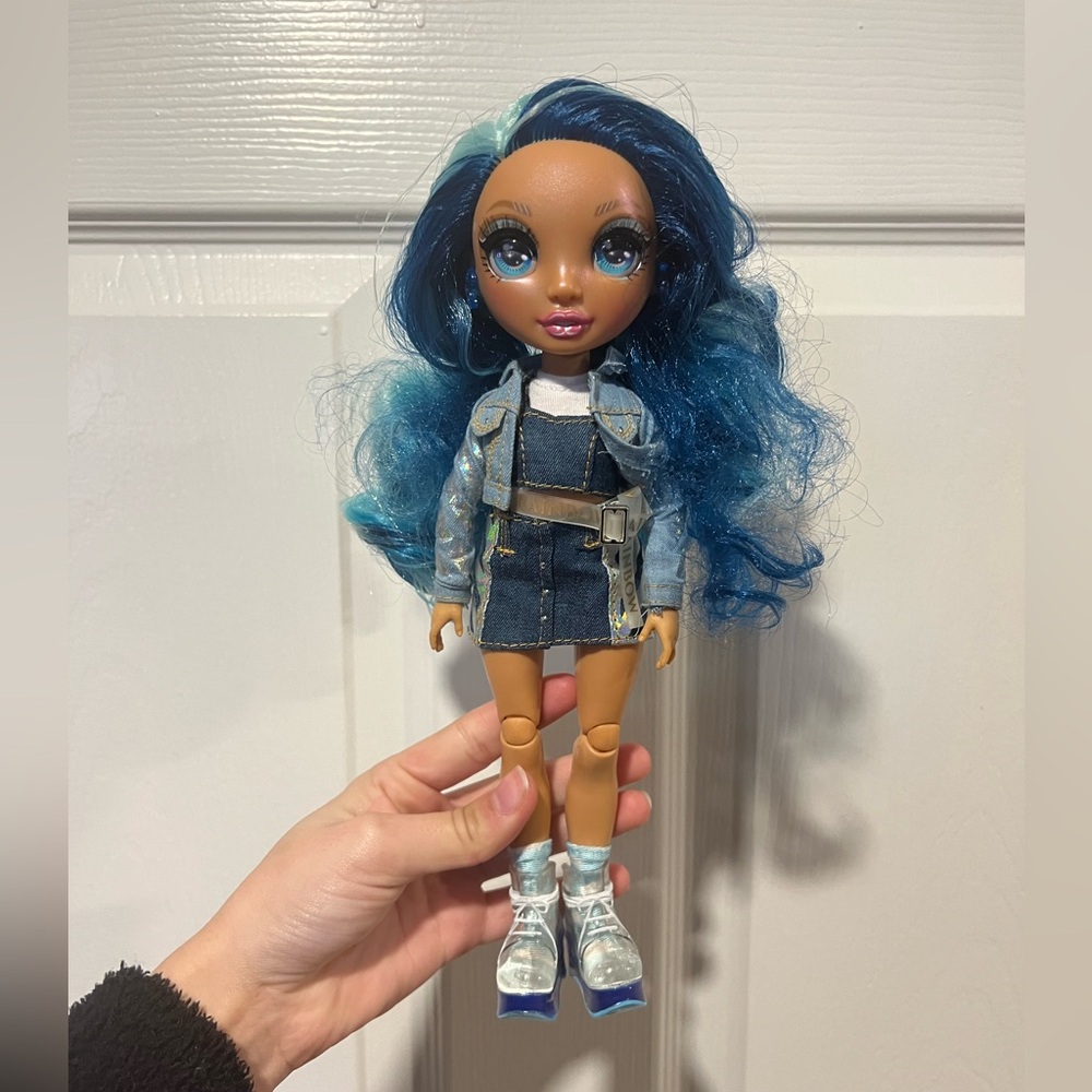 Rainbow High Skyler Bradshaw – Blue Fashion Doll with 2 Outfits